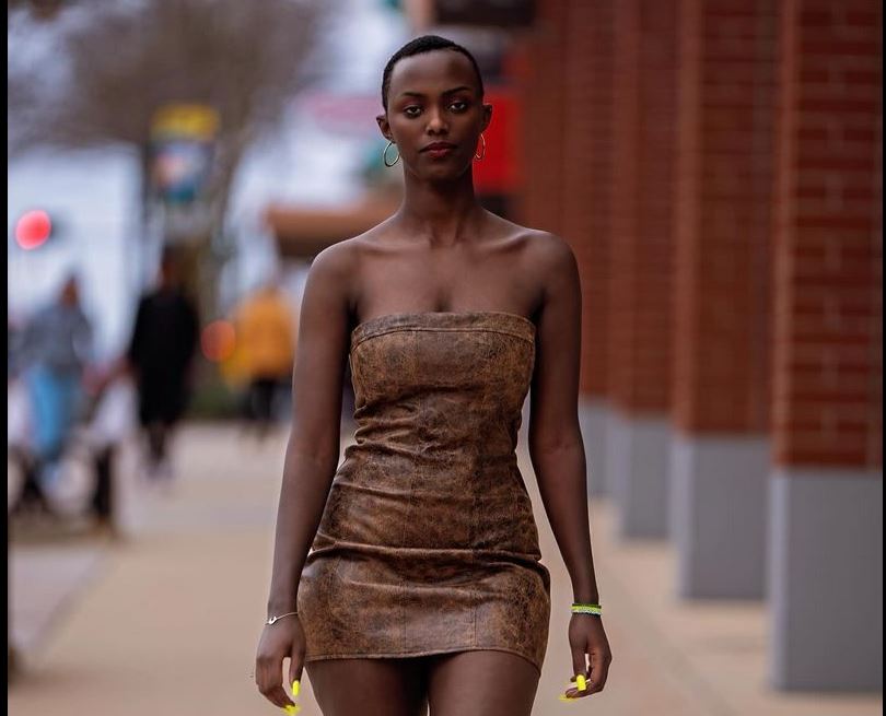 Uwajeneza, umuforomo werekana imideli ku rwego mpuzamahanga